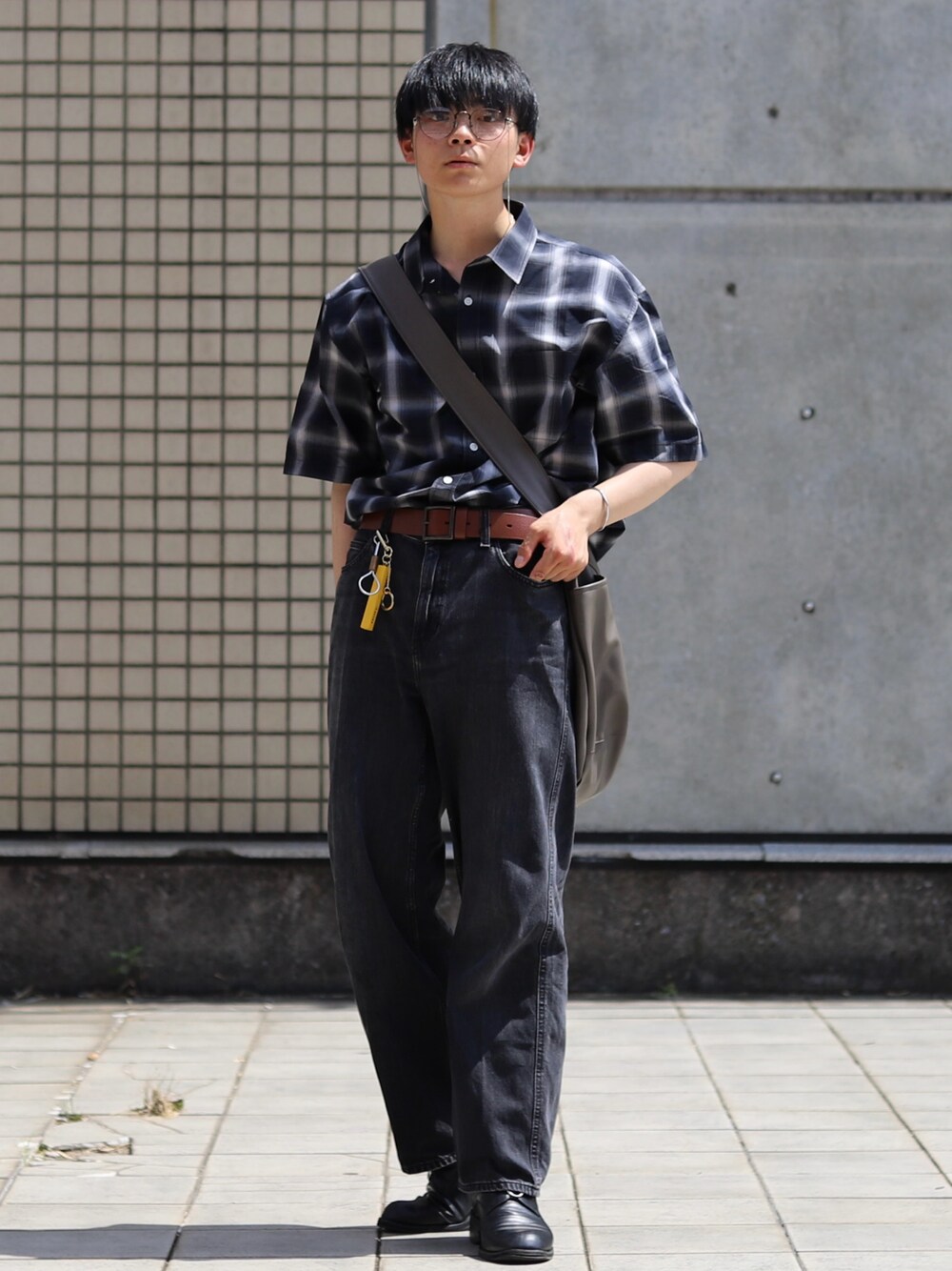 「夏コーデ、テーマパークコーデ、夏服、シンプルスタイル、シンプルコーデ、大人コーデ、メンズファッション、きれいめカジュアル、厚底シューズ、デニムパンツ、チェック、チェックシャツ、メガネ男子、タックイン、タックインコーデ」｜「FREAK'S STOREのFREAK’S STORE/フリークスストア ショートスリーブ レギュラーカラー オンブレチェックシャツ/イージーウェア/リラックスフィット（シャツ/ブラウス、ブラック系）」を使った、りゅんやさん（メンズ・174cm）の夏コーディネートの1枚目の写真
