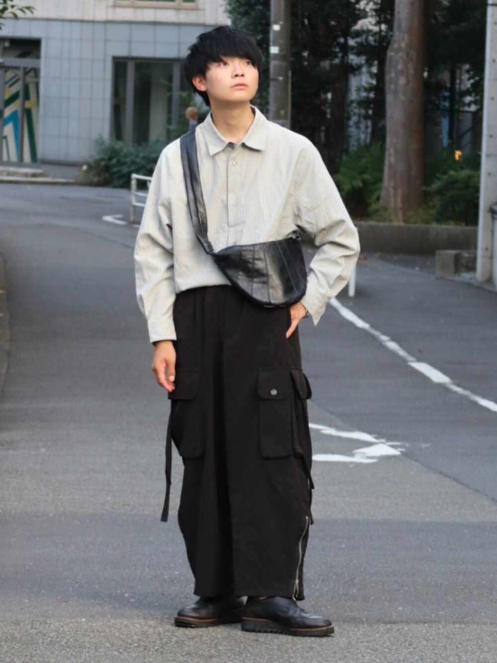 「秋服準備はじめました、休日コーデ、大人コーデ、メンズコーデ、タックイン、カーゴパンツ、ローファー、ボディバッグ、ストライプシャツ」｜「HAREのシャークソールUチップシューズ(HARE)（ドレスシューズ、ブラック系）」を使った、りゅんやさん（メンズ・174cm）の秋コーディネートの1枚目の写真