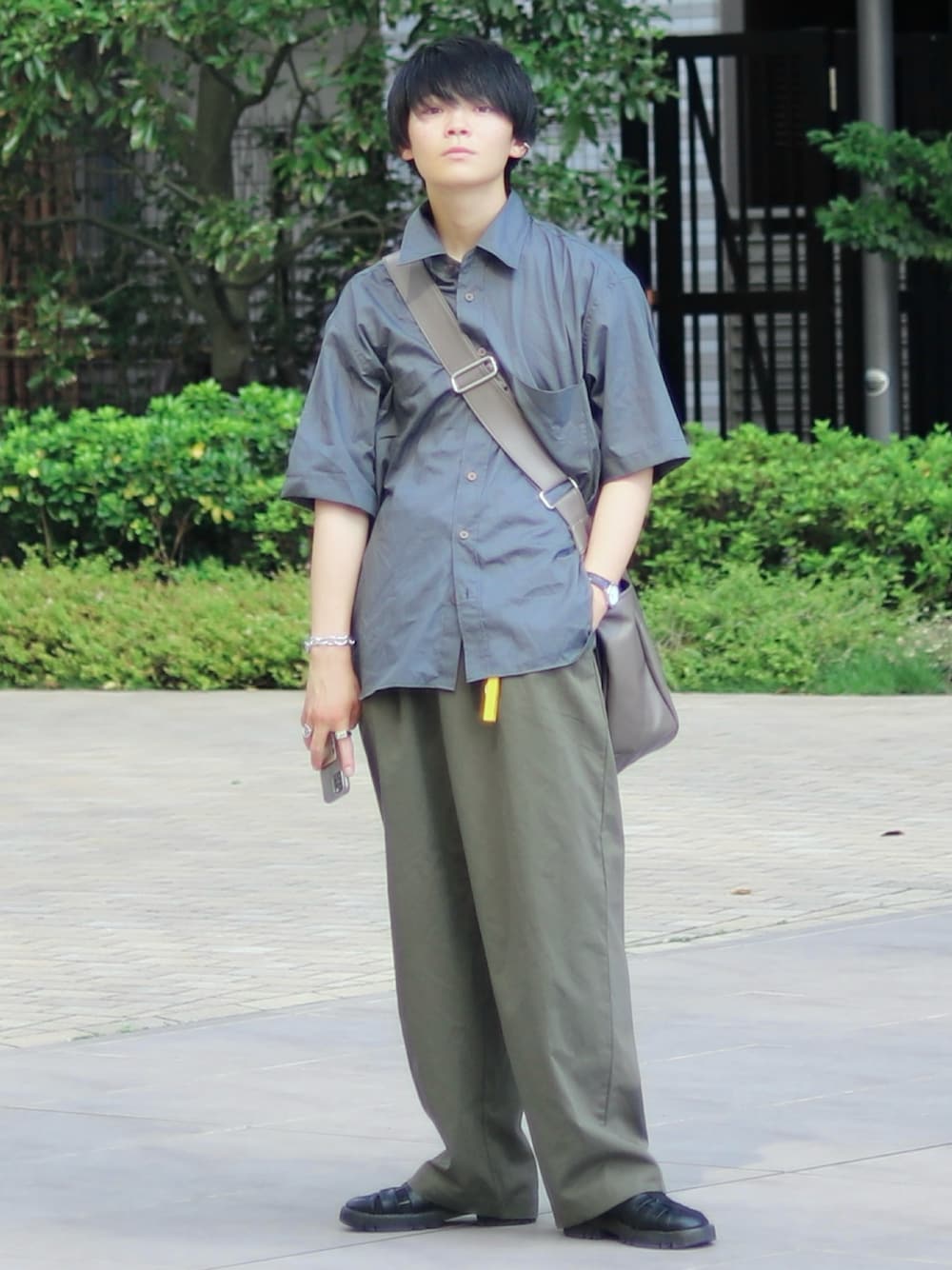 「アツいコーデ全部見せ、お出かけコーデ、シャツスタイル、古着MIX、秋服準備はじめました、シンプルコーデ、ゆるコーデ、大人カジュアル、夏服、カジュアルコーデ、カーゴパンツ、シャツコーデ、サンダル、グルカサンダル、低身長コーデ」｜「Blemeのヘビーツイル ワイドストレート グルカチノパンツ（チノパンツ、グリーン系）」を使った、りゅんやさん（メンズ・174cm）の夏コーディネートの1枚目の写真