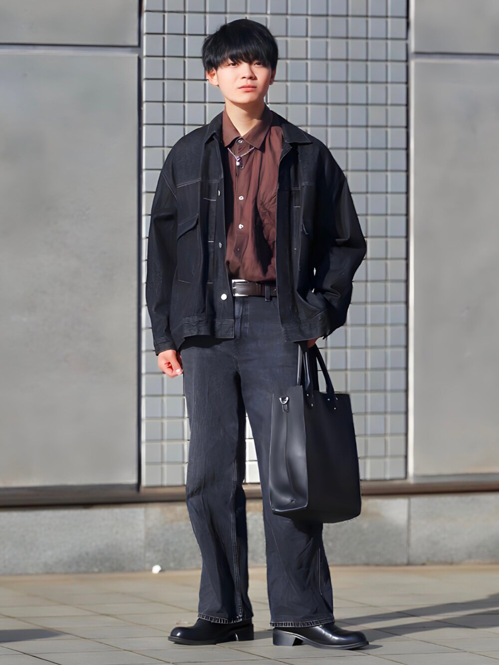 「春コーデ、春アウター、ブラック、ブラウン、レザーシューズ、レザーバッグ、革靴、デニムジャケット、バギーパンツ、ストレートパンツ、WEARyouthコーデ」｜「UNIQLOのアイテム（デニムパンツ、ブラック系）」を使った、りゅんやさん（メンズ・174cm）の冬コーディネートの1枚目の写真