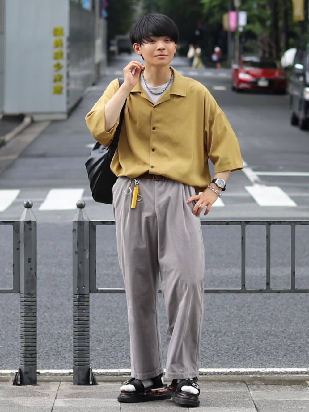 「夏コーデ、休日コーデ、今日のコーデ、サンダル、休日スタイル、ビッグシルエット、淡色コーデ、カラーコーデ、シャツスタイル、シャツ、タックイン、タックインコーデ、オープンカラーシャツ」｜「CASPER JOHNのVarious Dolman Shirts/バリアスドルマンシャツ（シャツ/ブラウス、イエロー系）」を使った、りゅんやさん（メンズ・174cm）の夏コーディネートの1枚目の写真