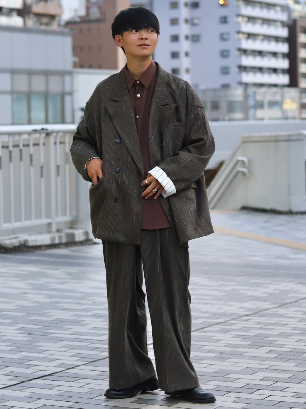 「秋コーデ、おでかけコーデ、シャツスタイル、セットアップ、休日コーデ、epnok、革靴、スラックス、タックパンツ、ストライプ、カーキ、セットアップスタイル、デートコーデ」｜「epnokのピークドラペルダブルテーラードジャケット（テーラードジャケット、グリーン系）」を使った、りゅんやさん（メンズ・174cm）の秋コーディネートの1枚目の写真
