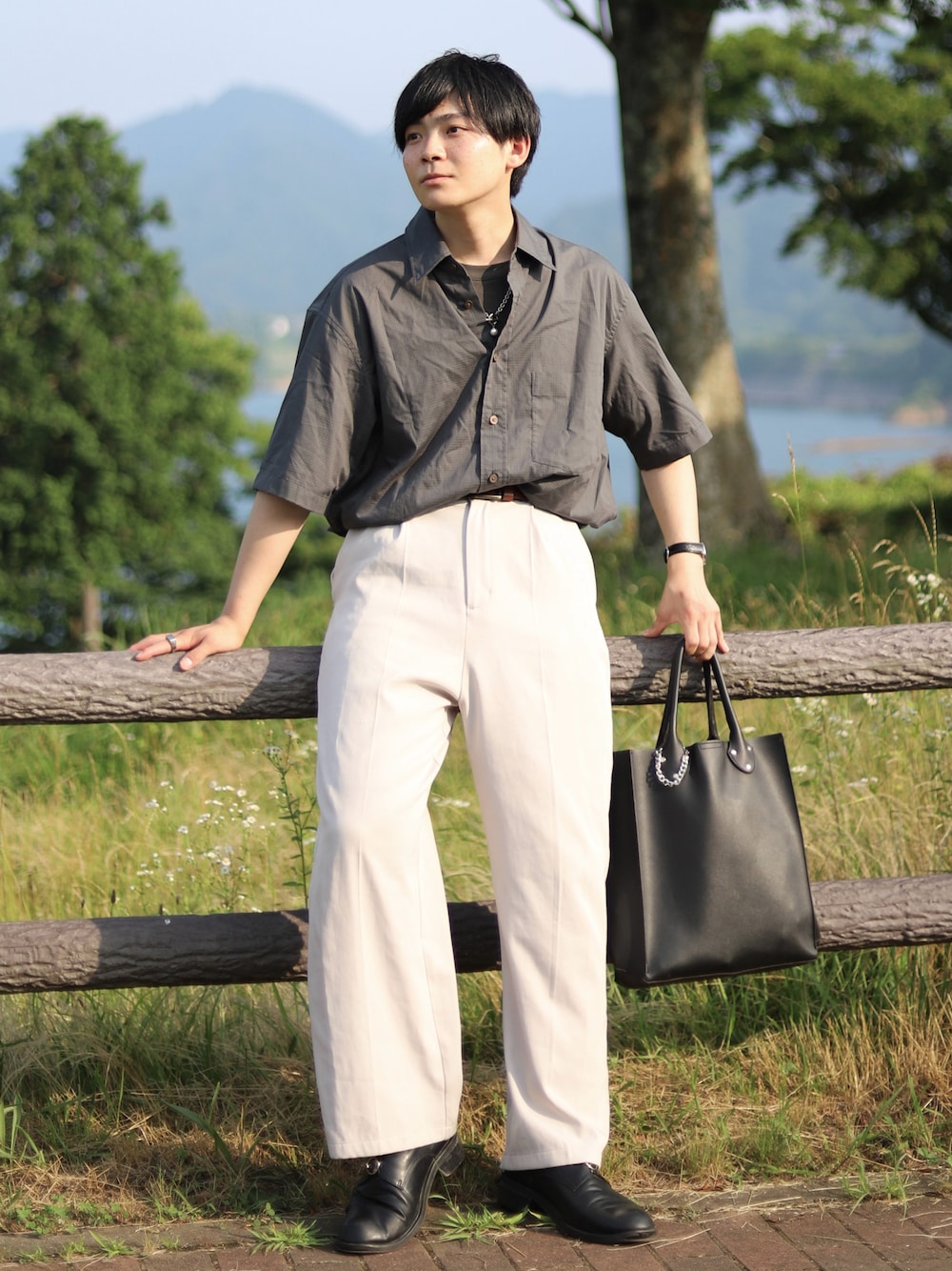「モノトーン、革靴、タックイン、白パンツ、腕まくり、革バッグ、レザーバッグ、オトナカジュアル、お出かけコーデ、大人カジュアル、シンプルスタイル」｜「POUTOJOURUの【ポートジュール】 レザー　クラシック縦型トートバッグ ZOZOTOWN限定（トートバッグ、ブラック系）」を使った、りゅんやさん（メンズ・174cm）の夏コーディネートの1枚目の写真