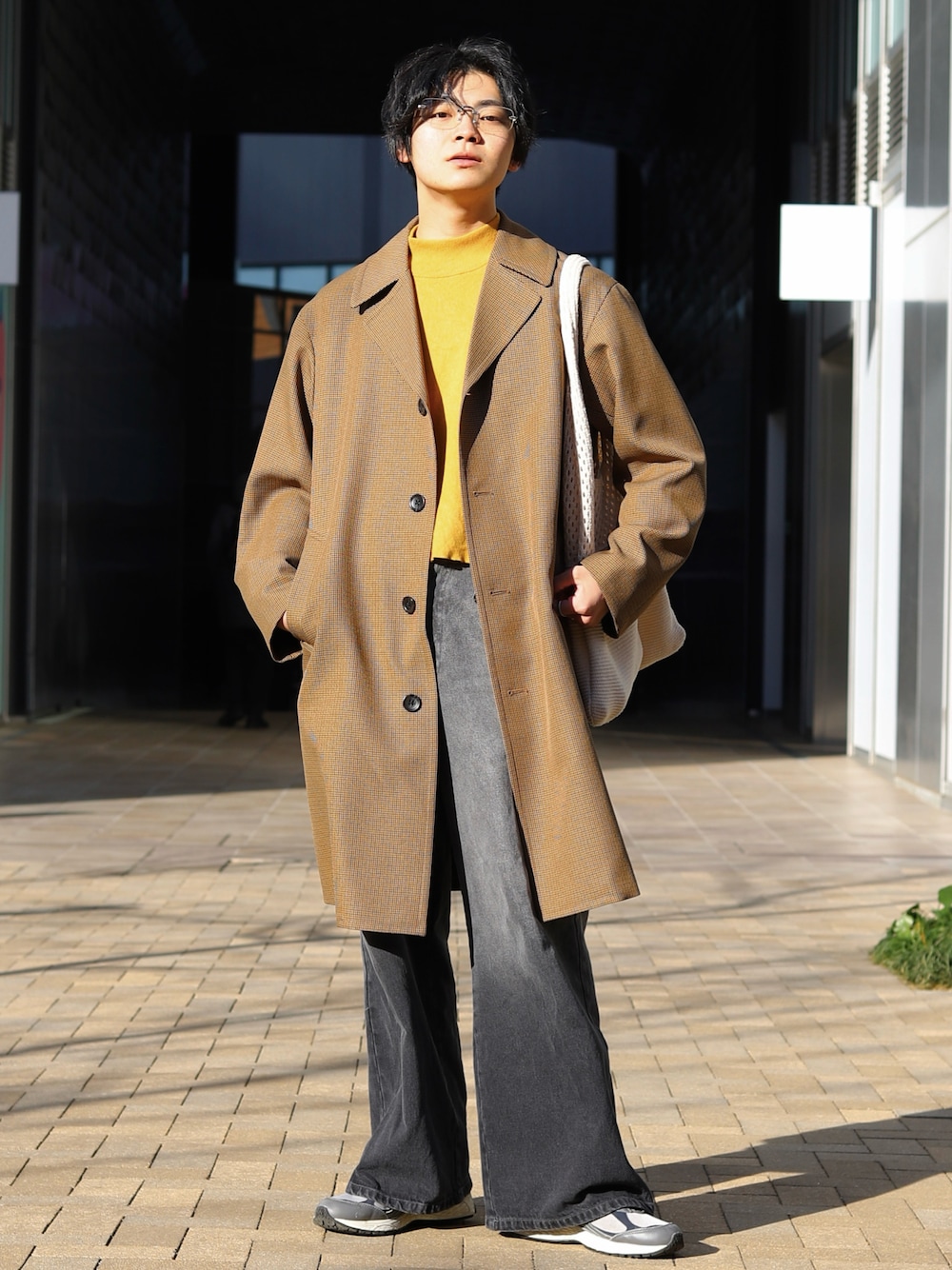 「タートルネック、コート、スニーカー、グラデーションパンツ、デニム、チェック、クロシェ、フレアパンツ、メンズファッション、大人カジュアル、冬アウター」｜「PAGEBOYの〈自宅で洗える！〉WEB限定アイテム / ハイネックボリュームニット（ニット/セーター、イエロー系）」を使った、りゅんやさん（メンズ・174cm）の冬コーディネートの1枚目の写真