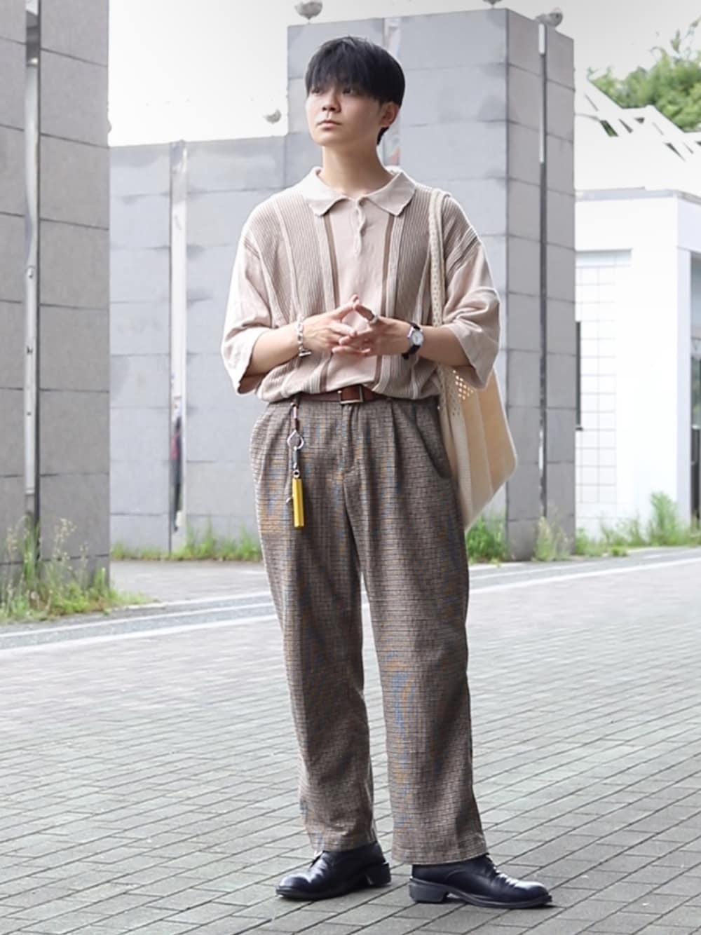 「夏コーデ、夏服コーデ、チェック、Tシャツ、トートバッグ、革靴、タックイン」｜「SENSE OF PLACE by URBAN RESEARCHのチェックウールブレンドワイドパンツ（スラックス、ベージュ系）」を使った、りゅんやさん（メンズ・173cm）の夏コーディネートの1枚目の写真