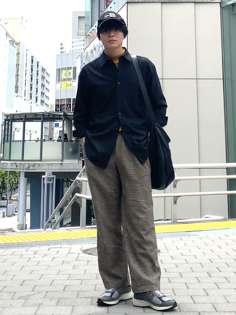 「最近のいい感じコーデ、休日コーデ、メンズファッション、キャップ、レイヤードスタイル、シャツスタイル、春コーデ、大人コーデ、チェックパンツ、スニーカー、黒、New Balance」｜「SENSE OF PLACE by URBAN RESEARCHのチェックウールブレンドワイドパンツ（スラックス、ベージュ系）」を使った、りゅんやさん（メンズ・174cm）の春コーディネートの1枚目の写真