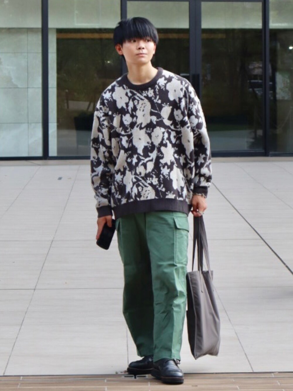 「今日のコーデ、ビッグシルエット、フラワープリント、フラワーニット、カーゴパンツ、トートバッグ、ローファー、秋服準備はじめました、シンプルスタイル」｜「UNIQLOのアイテム（カーゴパンツ、グリーン系）」を使った、りゅんやさん（メンズ・174cm）の秋コーディネートの1枚目の写真