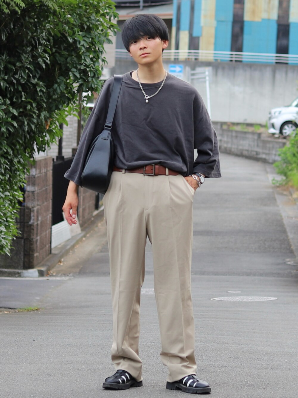 ブラック系のサンダル、ブラック系のTシャツ/カットソー、シルバー系のブレスレットを着用したメンズの夏コーディネートの1枚目の写真