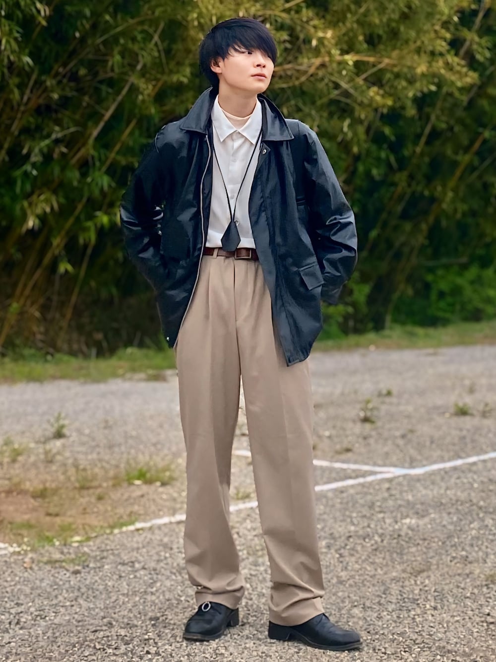 ブラック系のブルゾン、ホワイト系のシャツ/ブラウス、シルバー系のブレスレットを着用したメンズの春コーディネートの1枚目の写真