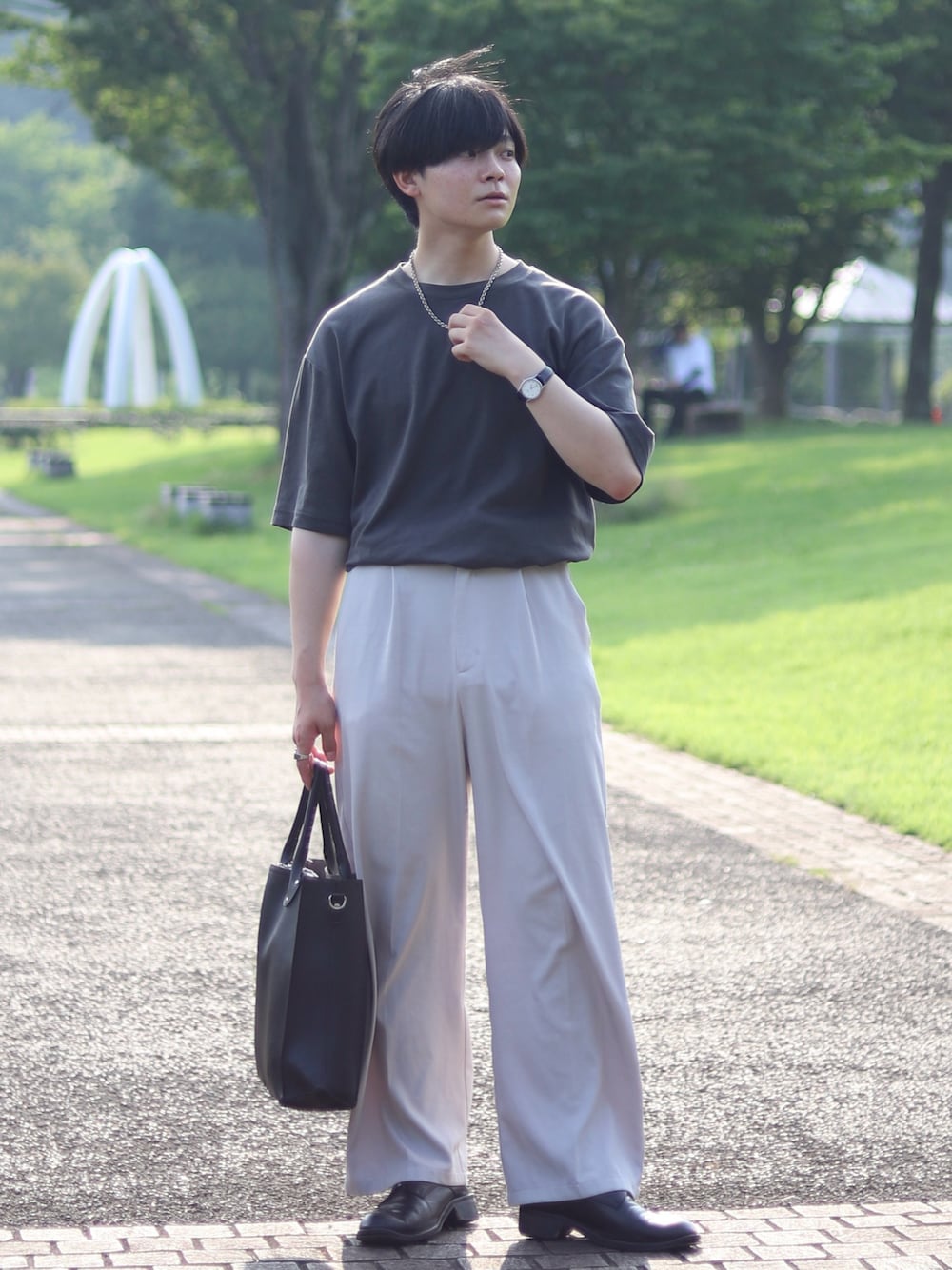 「夏ルックで気分アップ、Tシャツ、タックイン、白パンツ、革靴、トートバッグ、革バッグ、レザー、夏コーデ、WEARyouthコーデ」｜「POUTOJOURUの【ポートジュール】 レザー　クラシック縦型トートバッグ ZOZOTOWN限定（トートバッグ、ブラック系）」を使った、りゅんやさん（メンズ・174cm）の夏コーディネートの1枚目の写真