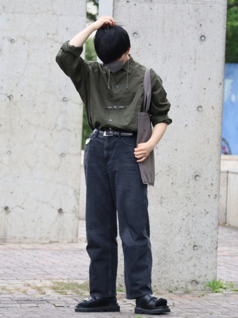 ブラック系のサンダル、グレー系のトートバッグを着用したメンズの春コーディネートの1枚目の写真