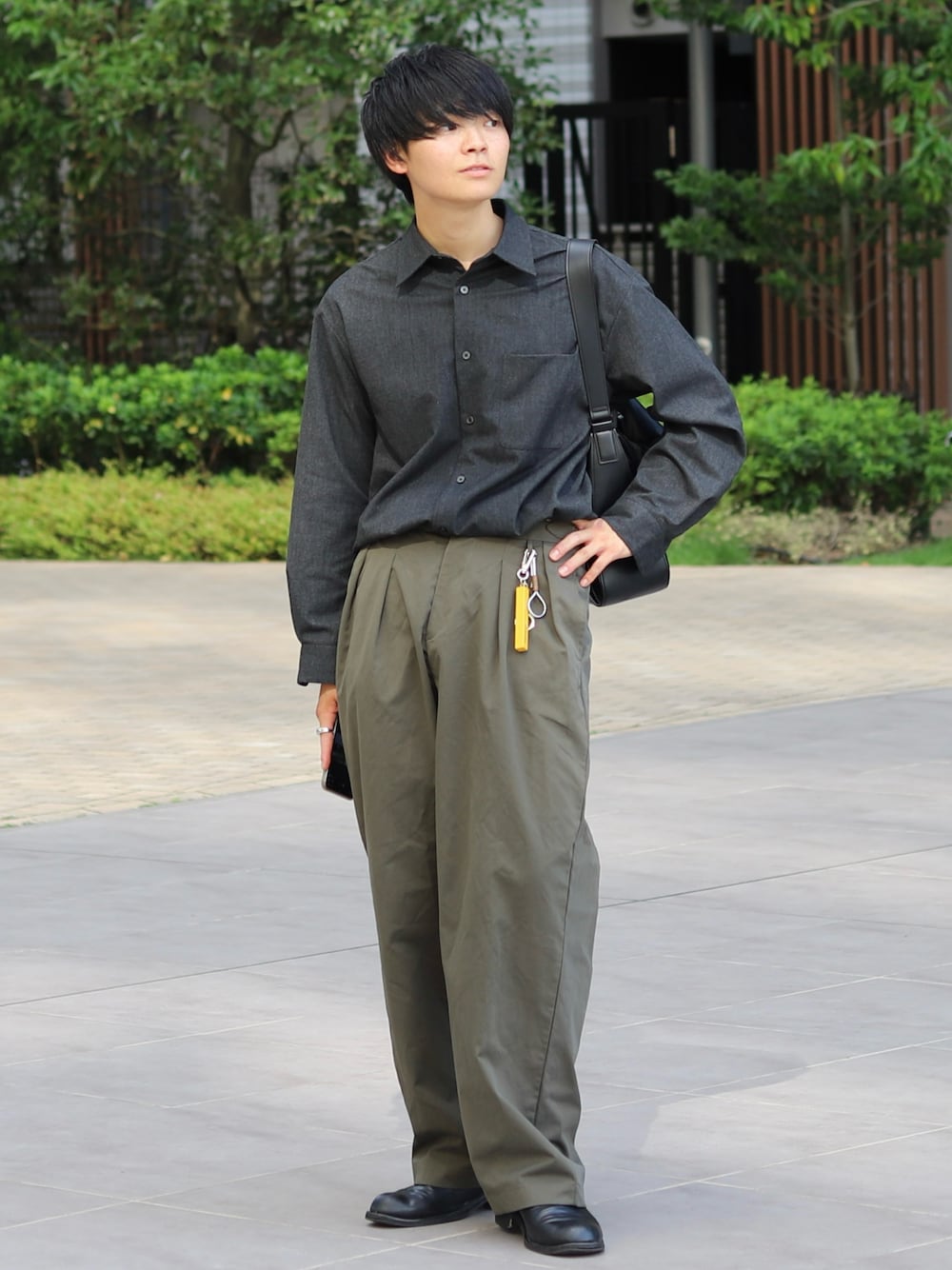 「お出かけコーデ、シャツスタイル、秋服準備はじめました、休日スタイル、メンズコーデ、秋コーデ、革靴、古着MIX、キレイめコーデ、カーゴパンツ、ミリタリー、シンプルスタイル」｜「Blemeのヘビーツイル ワイドストレート グルカチノパンツ（チノパンツ、グリーン系）」を使った、りゅんやさん（メンズ・174cm）の夏コーディネートの1枚目の写真