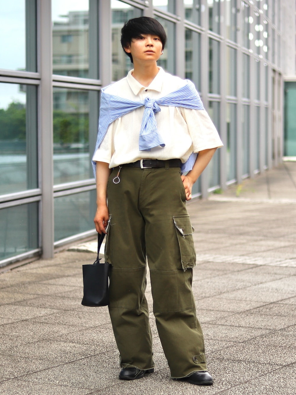 グリーン系のカーゴパンツ、ブラック系のハンドバッグ、ホワイト系のシャツ/ブラウスを着用したメンズの夏コーディネートの1枚目の写真