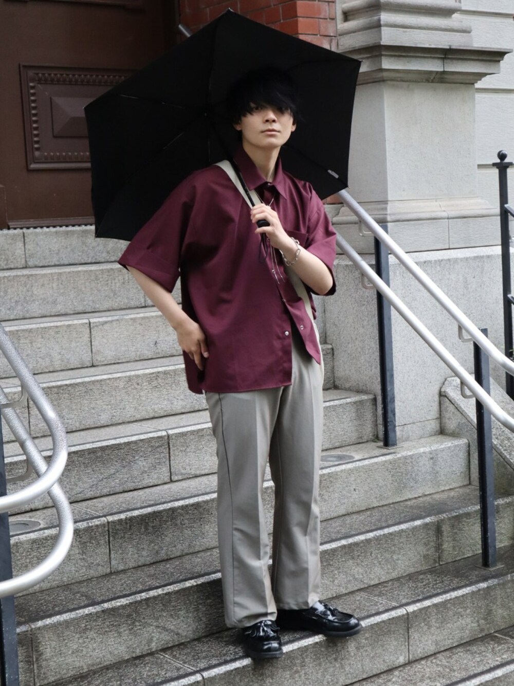 グレー系のスラックス、レッド系のシャツ/ブラウスを着用したメンズの夏コーディネートの1枚目の写真