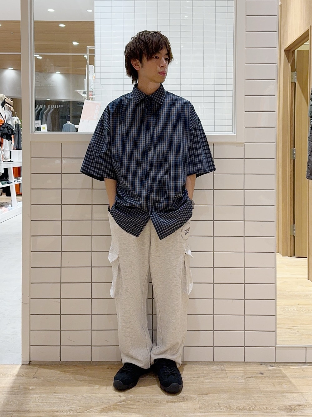 「夏コーデ、チェック、柄シャツ、スニーカー、ストリート、シンプルスタイル、メンズファッション、カジュアルコーデ、夏服、シャツスタイル、ゆるコーデ、ブラック、スウエットパンツ、スウェット」｜「CIAOPANIC TYPYのブロードビッグ半袖シャツ（シャツ/ブラウス、ブルー系）」を使った、ken7ken525さん（メンズ・160cm）の夏コーディネートの1枚目の写真