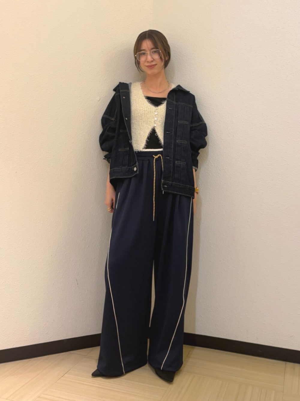 ブラック系のパンプス、ブルー系のデニムジャケット、ブルー系のその他パンツを着用したレディースの夏コーディネートの1枚目の写真