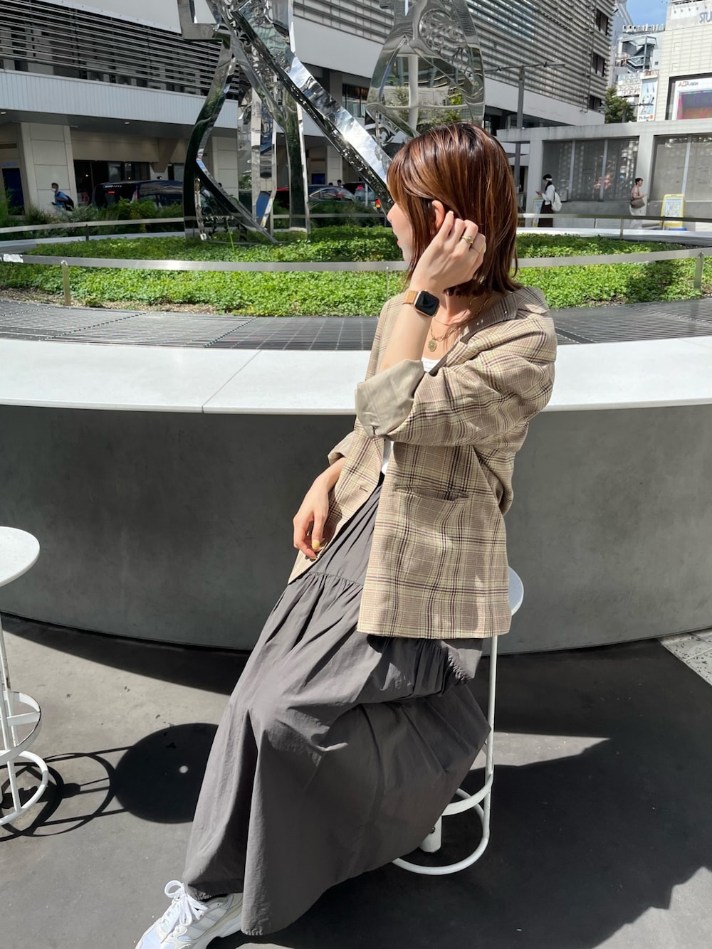 その他のテーラードジャケット、グレー系のスカートを着用したレディースの秋コーディネートの1枚目の写真