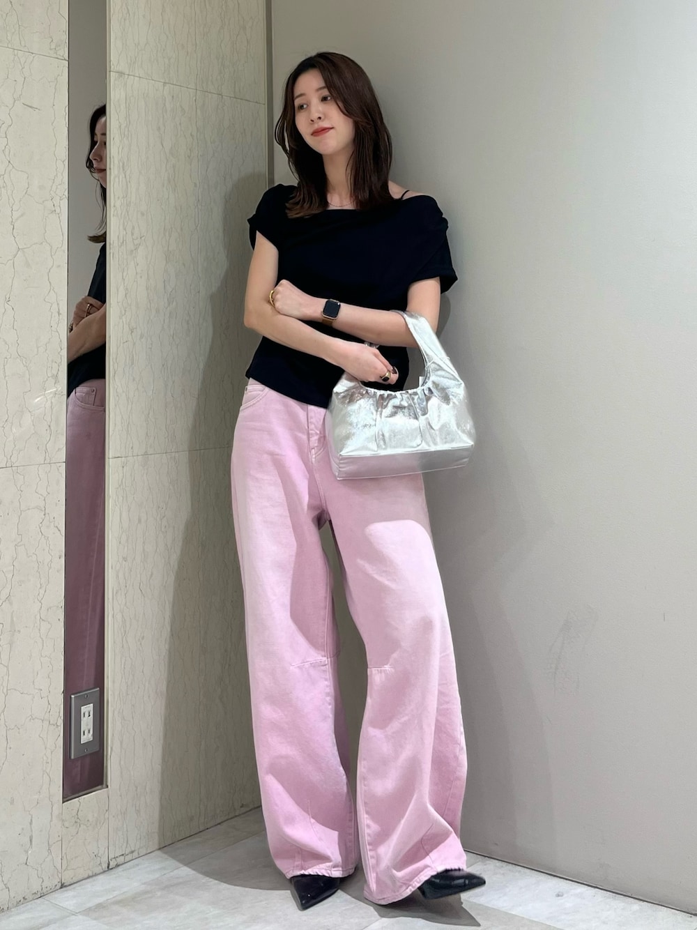 ブラック系のTシャツ/カットソー、ピンク系のデニムパンツ、シルバー系のハンドバッグを着用したレディースの春コーディネートの1枚目の写真