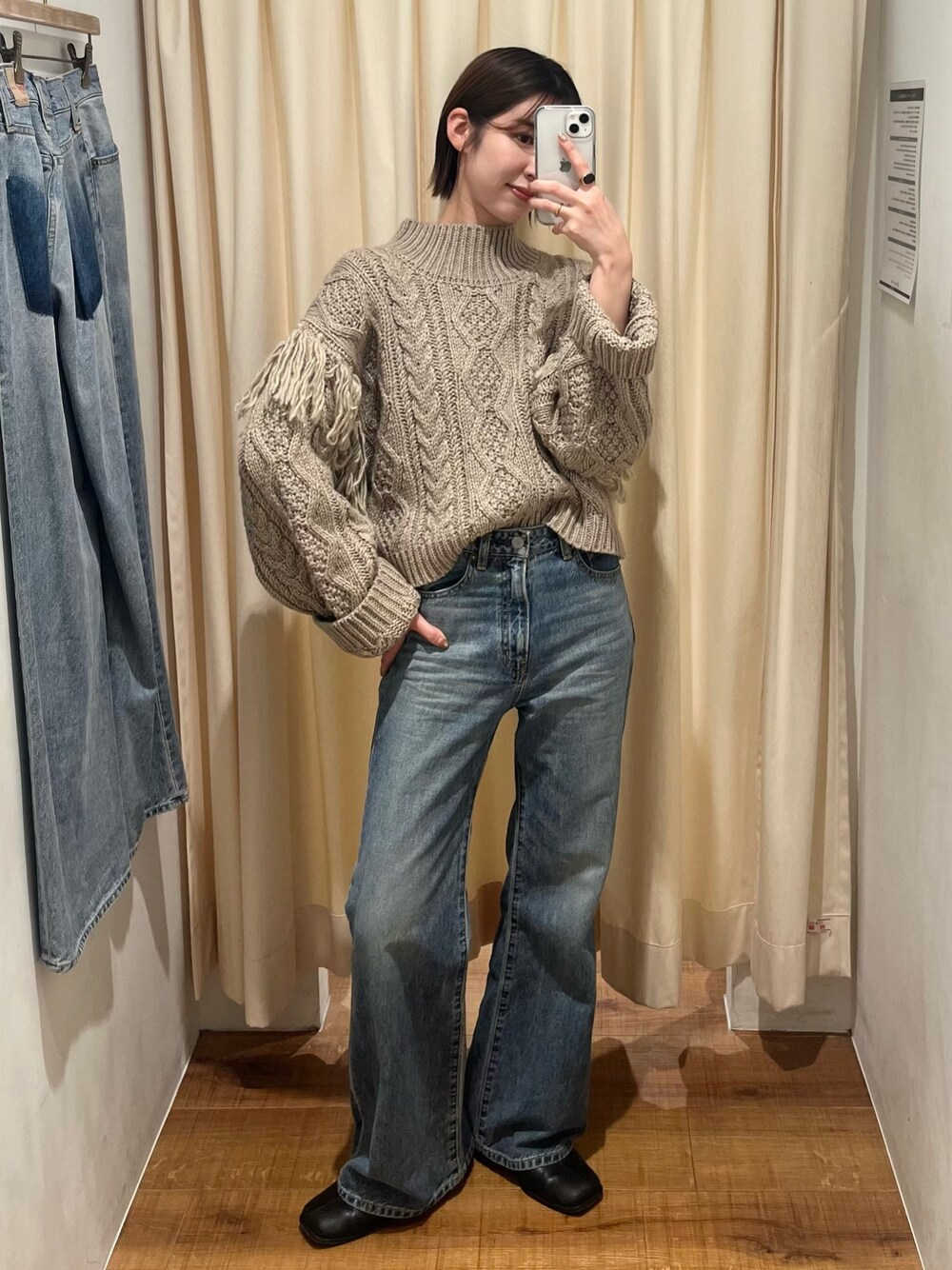 ブルー系のデニムパンツ、ブラウン系のニット/セーターを着用したレディースの冬コーディネートの1枚目の写真