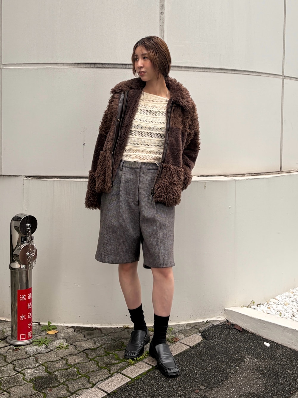 ホワイト系のニット/セーター、ブラウン系のブルゾン、グレー系のその他パンツを着用したレディースの秋コーディネートの1枚目の写真