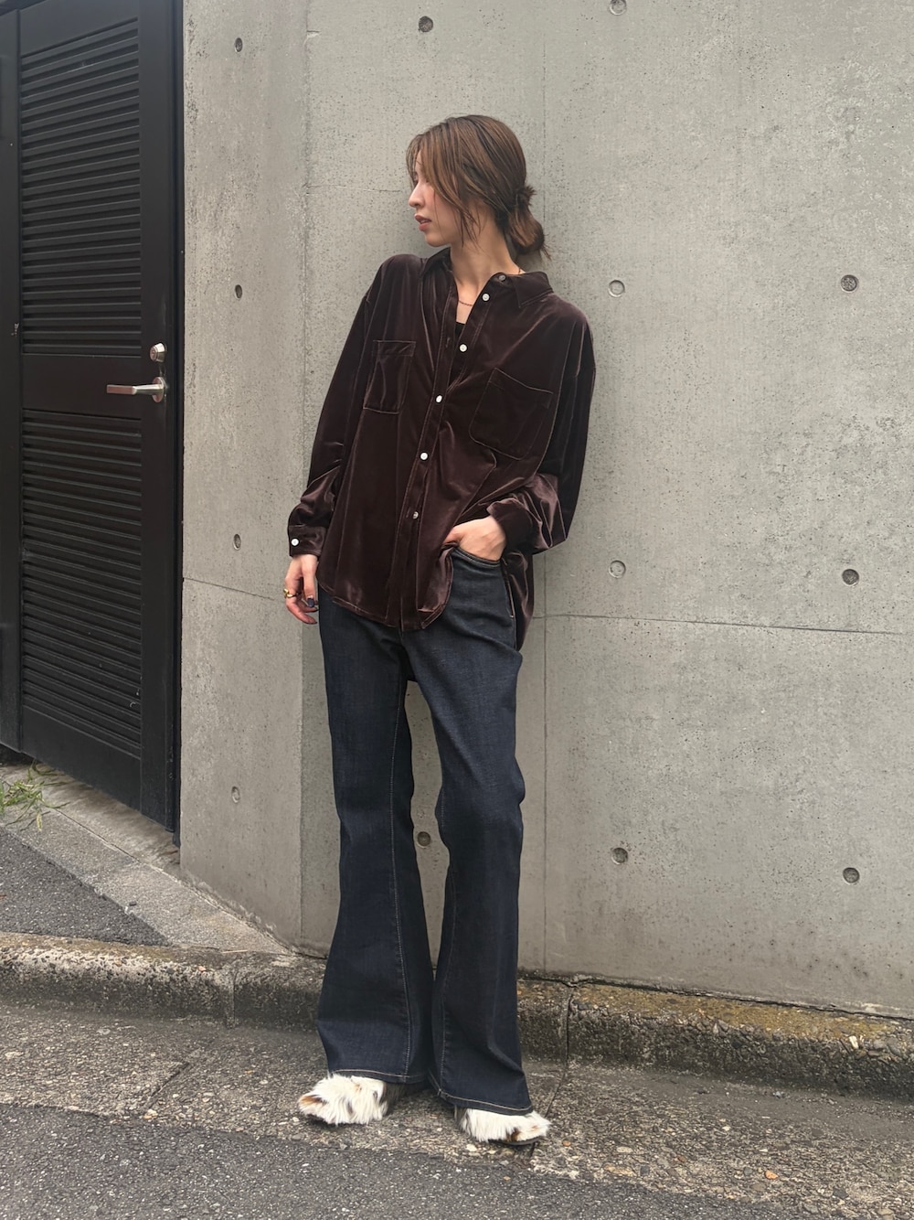 ブラウン系のシャツ/ブラウス、ブルー系のデニムパンツ、その他のその他シューズを着用したレディースの秋コーディネートの1枚目の写真