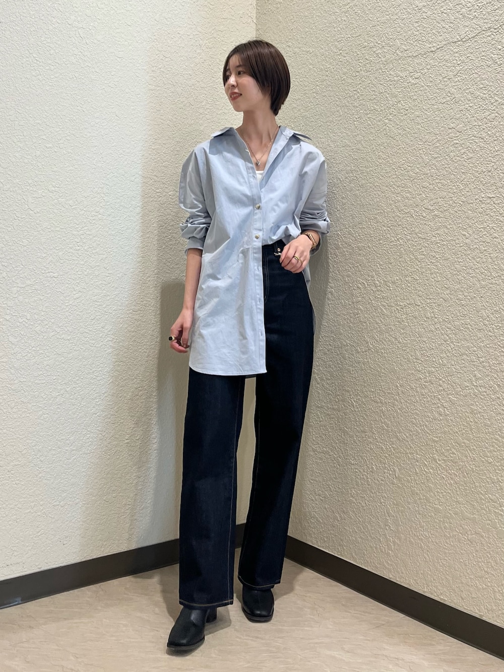 ブルー系のシャツ/ブラウス、ブルー系のデニムパンツを着用したレディースの秋コーディネートの1枚目の写真