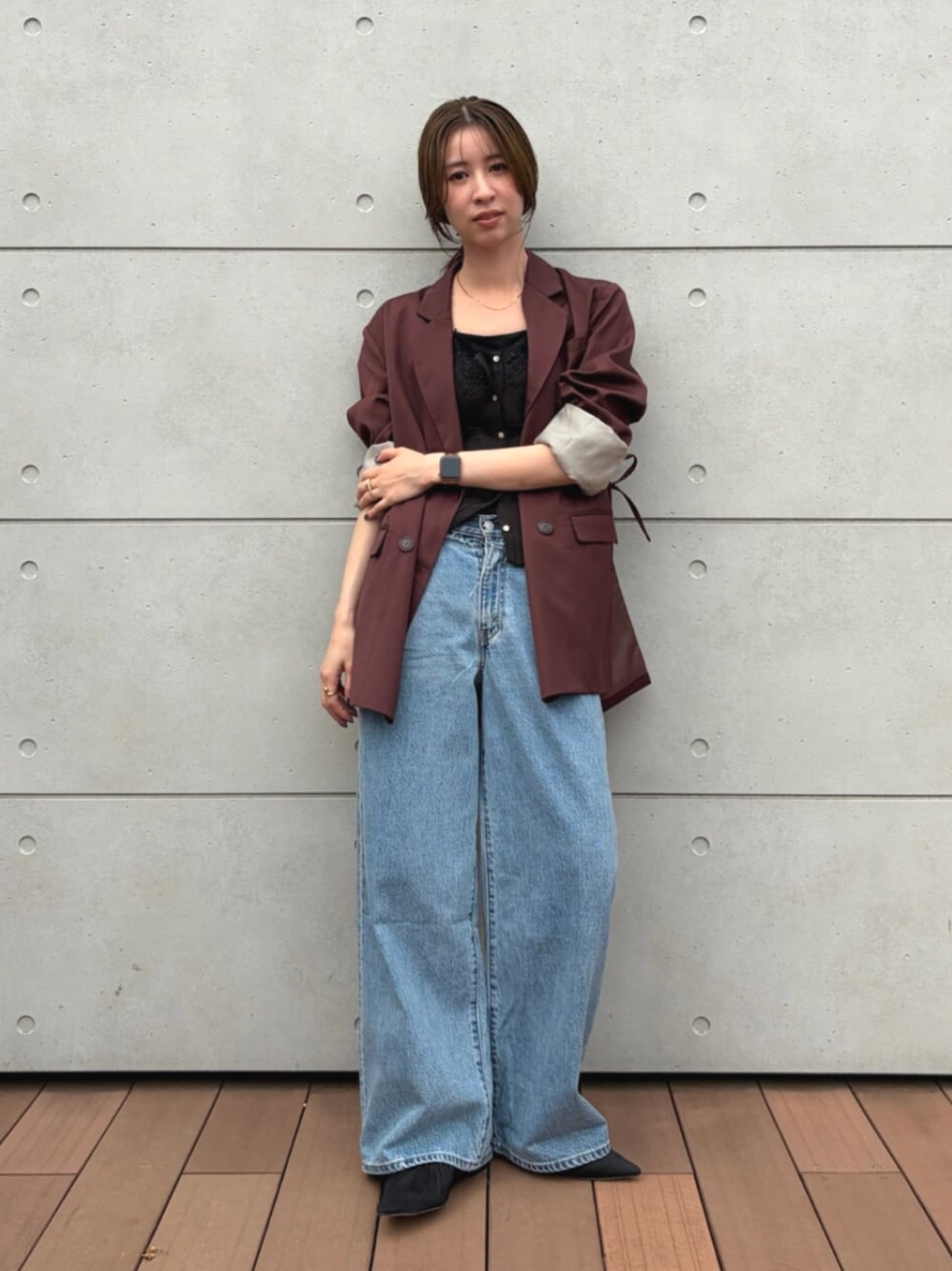 ブラック系のパンプス、ブラック系のTシャツ/カットソー、ブラウン系のテーラードジャケットを着用したレディースの夏コーディネートの1枚目の写真