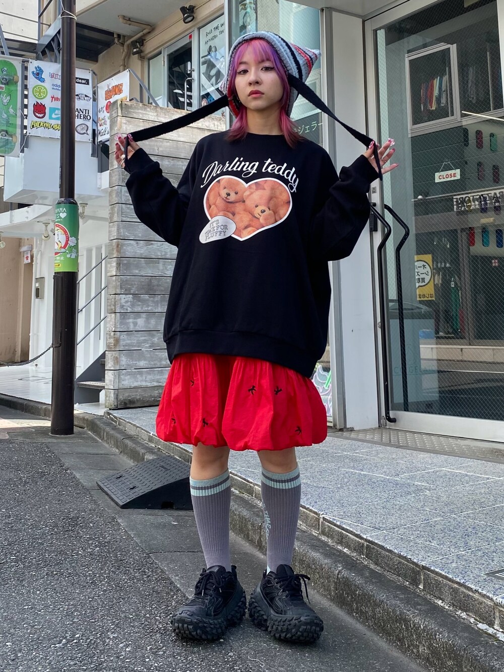 「Candy Stripper、スニーカー、スウェット、バルーンスカート、リボン、ビーニー、マルチボーダー、刺繍、ガーリー、韓国ファッション」｜「Candy StripperのDARLING TEDDY スウェット（スウェット、ブラック系）」を使った、CandyStripper_kujiさん（レディース・148cm）の秋コーディネートの1枚目の写真
