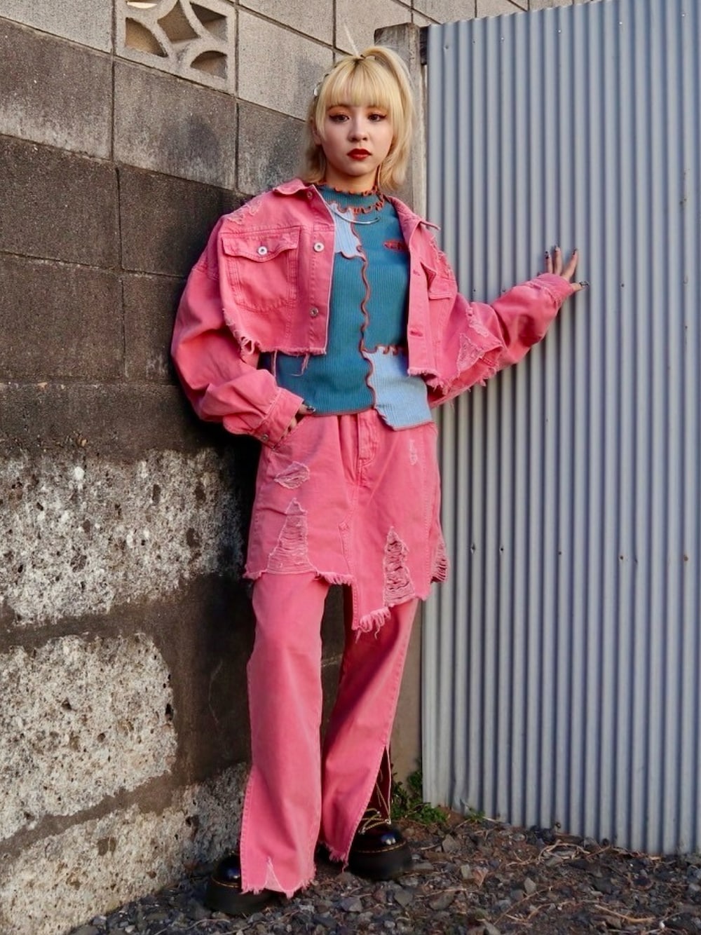 デニムジャケット（ピンク系）を使った「ショート丈」の人気