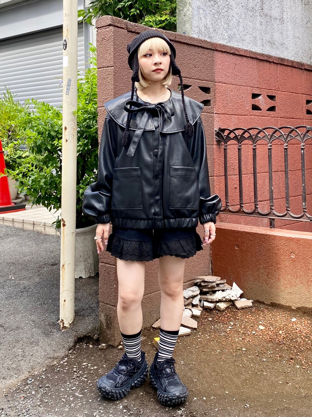 「Candy Stripper、フェイクレザー、ジャケット、リボン、ショートパンツ、花柄、うさ耳、ビーニー、ガーリー、秋服準備はじめました」｜「Candy StripperのCABLE BUNNY EAR ビーニー（ニットキャップ/ビーニー、ブラック系）」を使った、CandyStripper_kujiさん（レディース・148cm）の夏コーディネートの1枚目の写真