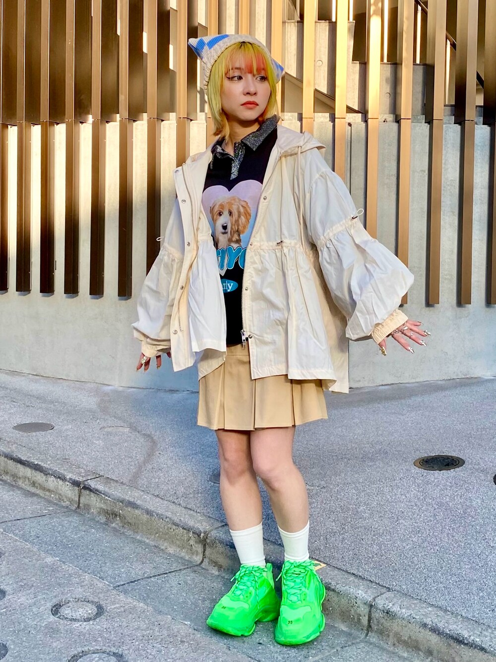 「Candy Stripper、スニーカー、ナイロンジャケット、スポーティ、ポロシャツ、オーバーサイズ、スカート、プリーツ、ビーニー、チェッカーフラッグ、ストリート」｜「Candy StripperのCHECKER SQUARE ビーニー（ニットキャップ/ビーニー、ブルー系）」を使った、CandyStripper_kujiさん（レディース・148cm）の春コーディネートの1枚目の写真