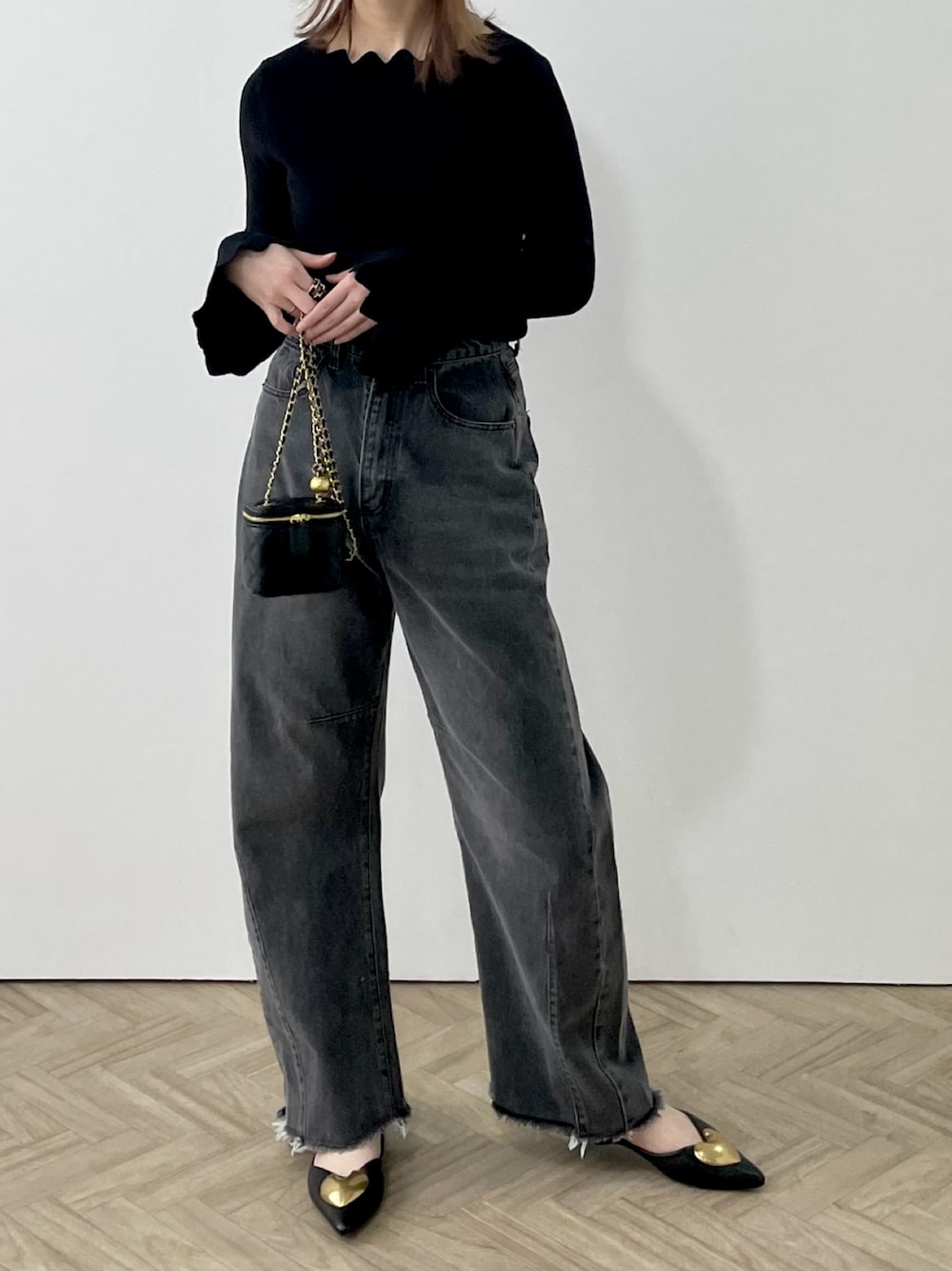 「sugarbisket、amely、リブニット、スカラップ、フレアスリーブ、カーブパンツ、デニム、パンプス、ハート、モノトーン、シンプルコーデ、大人カジュアル、きれいめカジュアル」｜「SUGAR BISKETのスカラップリブニット（ニット/セーター、ブラック系）」を使った、sumiさん（レディース・162cm）の春コーディネートの1枚目の写真