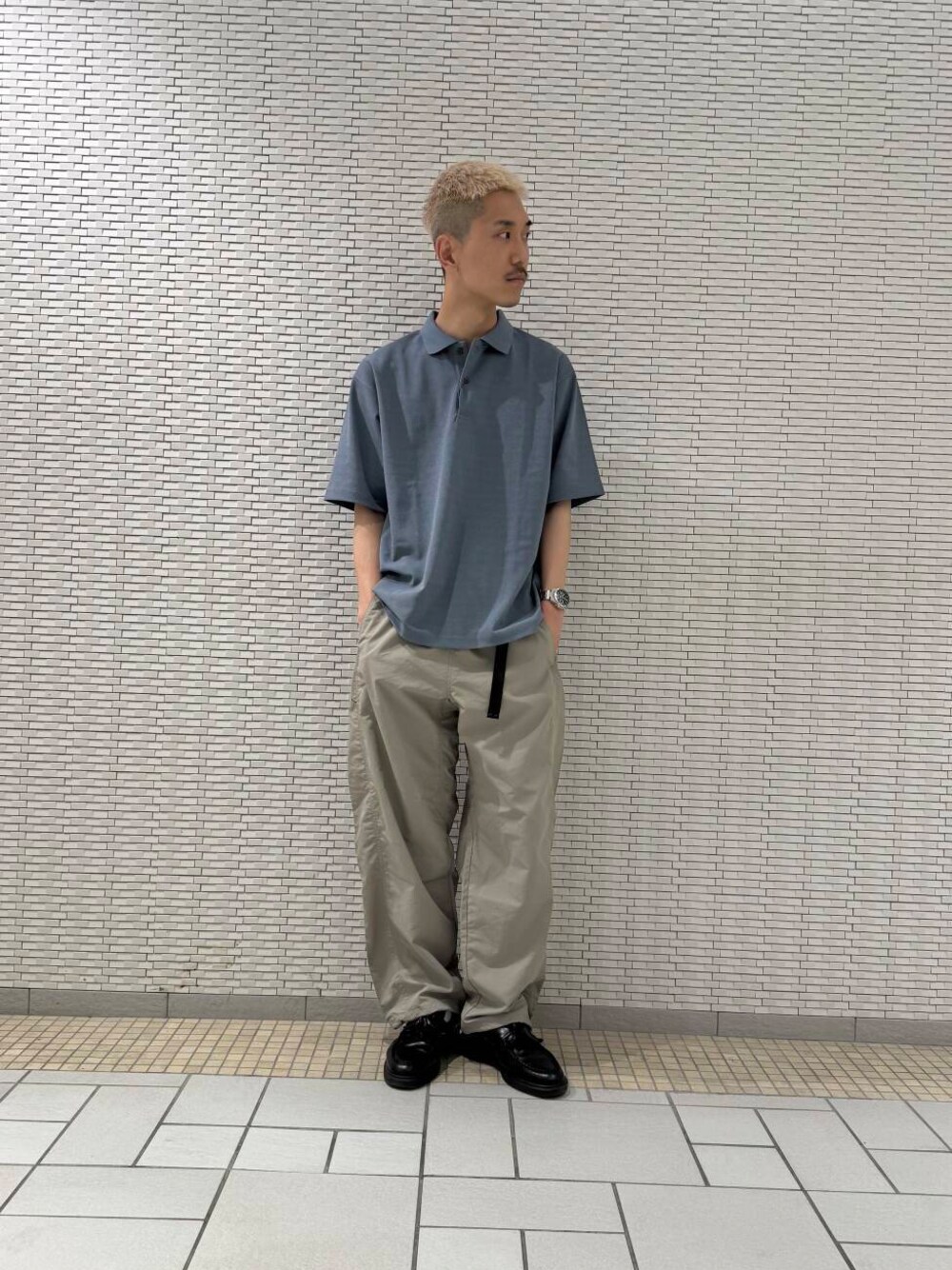 「アーバンリサーチ、urbanresearchdoors、カジュアルコーデ、アーバンリサーチドアーズ、大人コーデ、春カラーコーデ、きれいめtシャツ、キレイめコーデ、初夏アウター」｜「BURLAP OUTFITTERの『別注』BURLAP OUTFITTER×DOORS　Supplex Nylon Pants（その他パンツ、ベージュ系）」を使った、江口尊将さん（メンズ・174cm）の春コーディネートの1枚目の写真