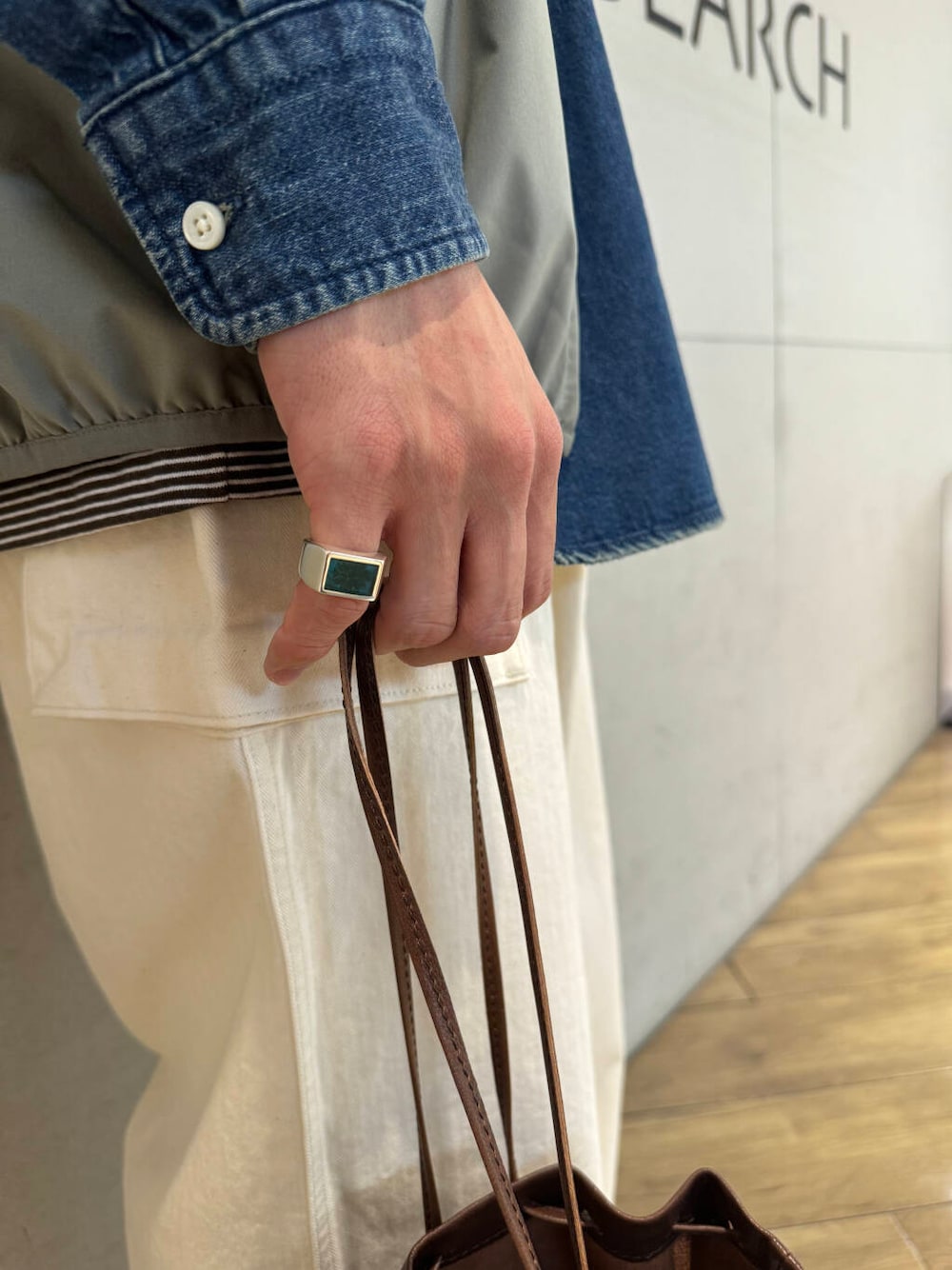 グリーン系のリング、グリーン系のリング、グリーン系のリングを着用したメンズの秋コーディネートの1枚目の写真