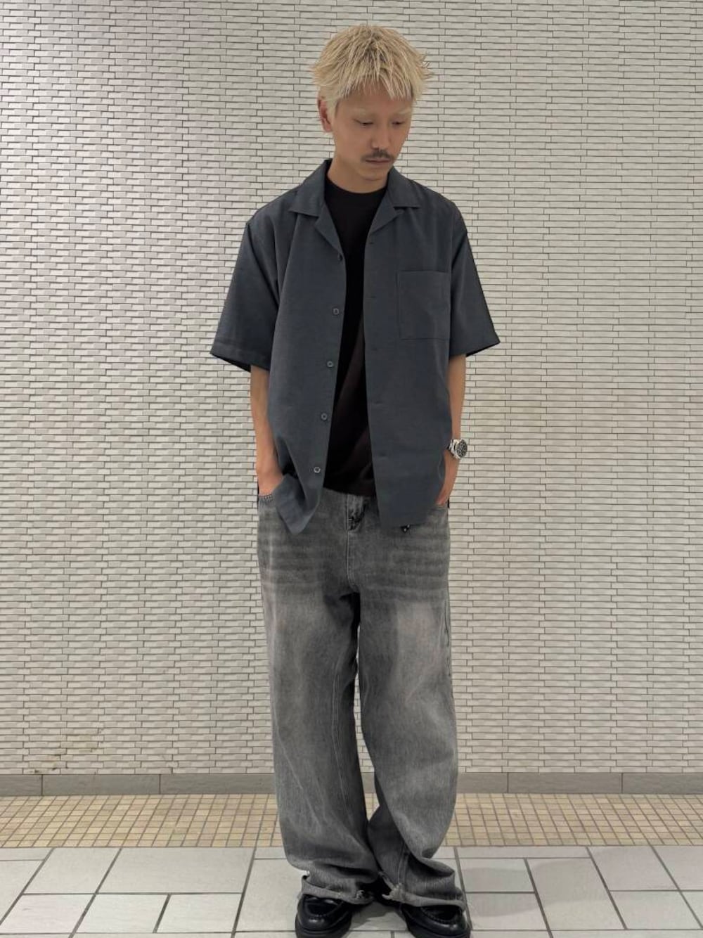 グレー系のシャツ/ブラウス、ブラウン系のTシャツ/カットソーを着用したメンズの夏コーディネートの1枚目の写真