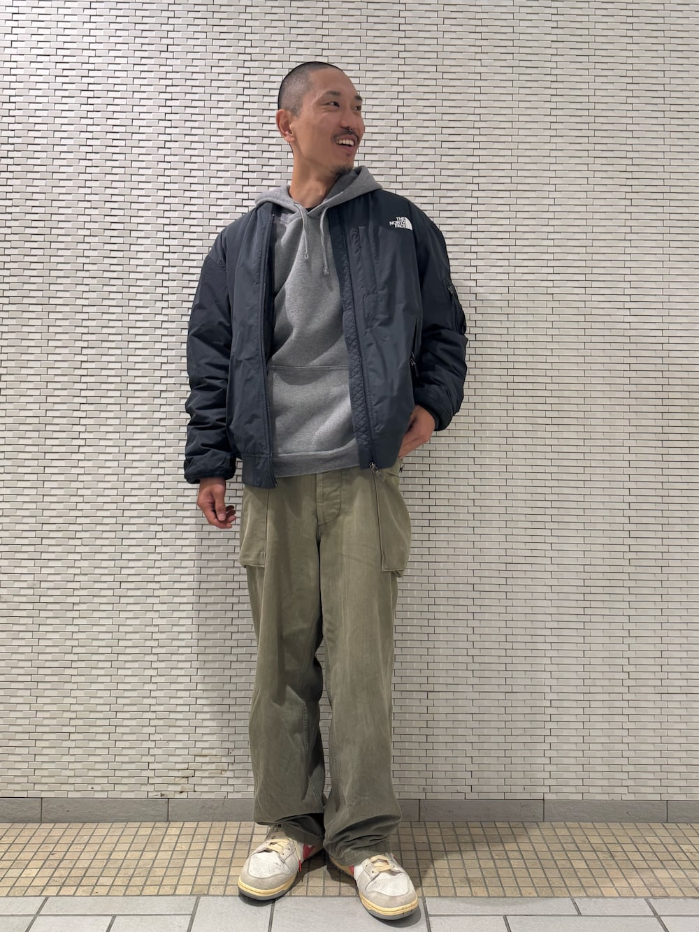 グレー系のその他アウターを着用したメンズの秋コーディネートの1枚目の写真