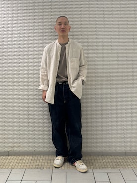 「URBAN RESEARCH DOORS（アーバンリサーチドアーズ）のシルケットリネン バンドカラーロングスリーブシャツ（シャツ/ブラウス、ホワイト系）」を使った、江口尊将さん（メンズ・174cm）の春コーディネート
