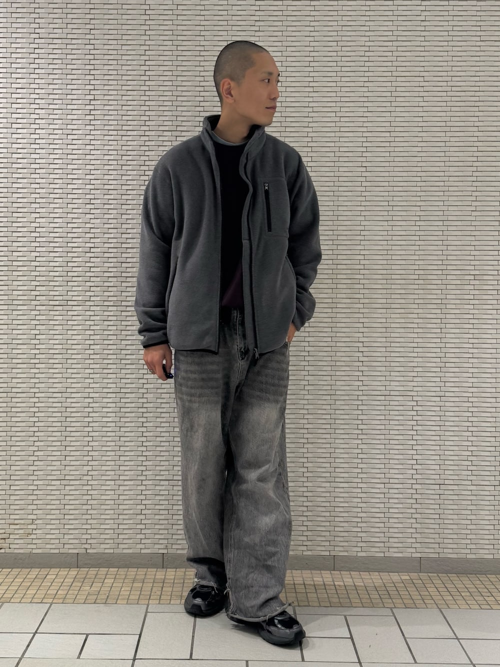 グリーン系のその他アウター、パープル系のスウェットを着用したメンズの冬コーディネートの1枚目の写真