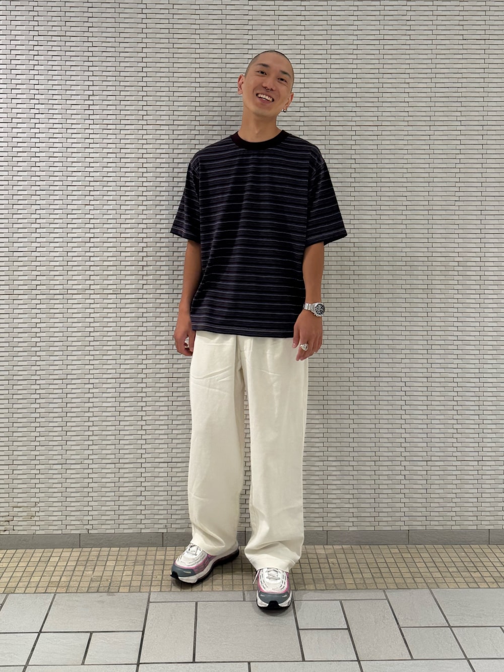 ブラック系のTシャツ/カットソー、ベージュ系のその他パンツを着用したメンズの夏コーディネートの1枚目の写真