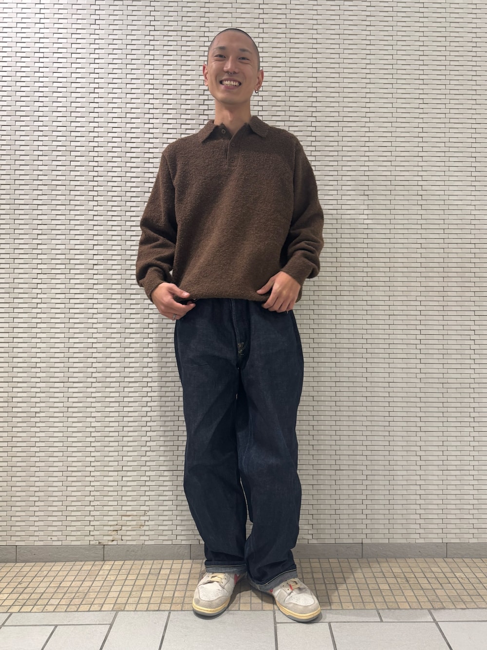 ブラウン系のニット/セーターを着用したメンズの冬コーディネートの1枚目の写真