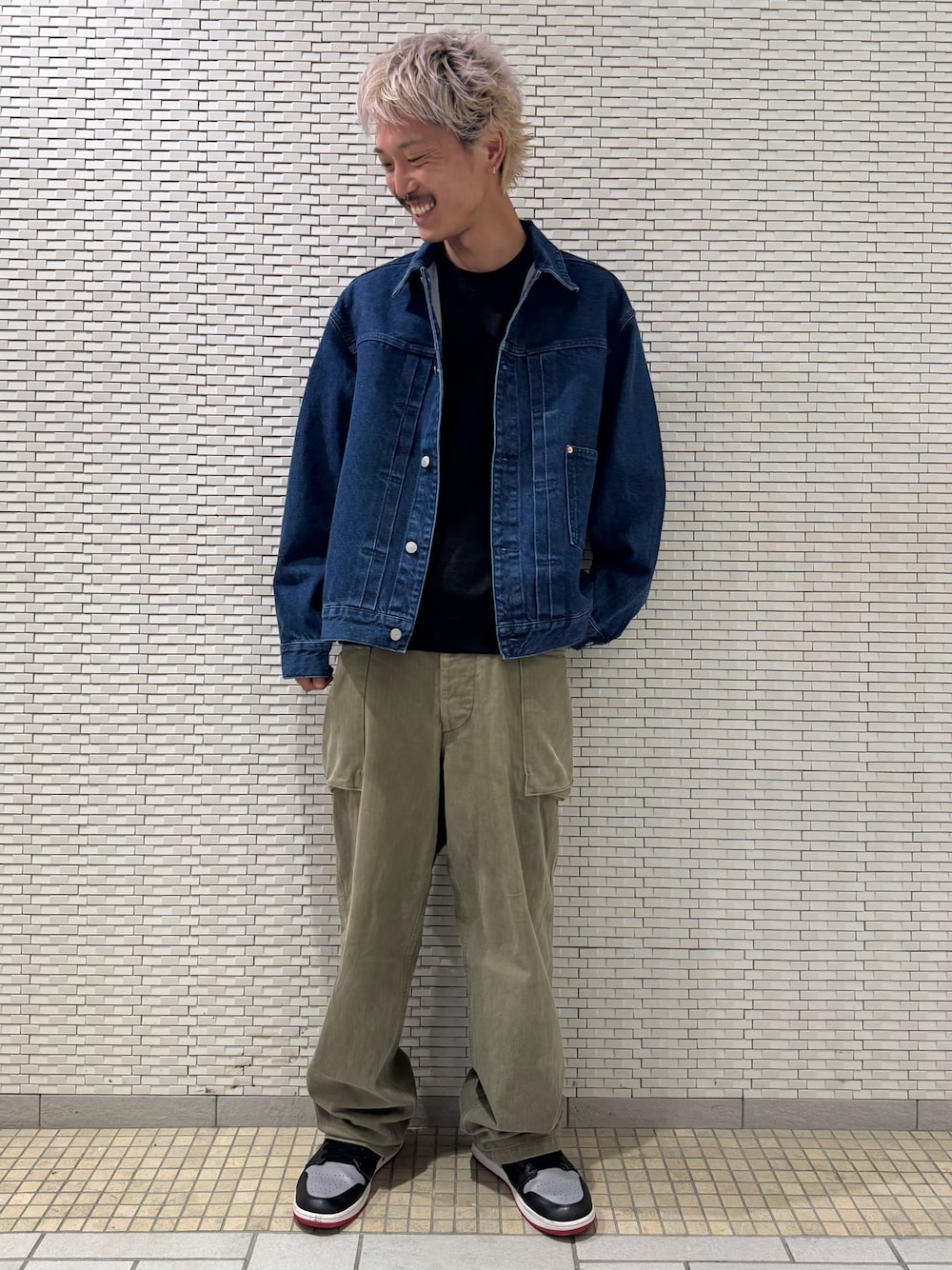 「URBAN RESEARCH DOORSのアイテム（デニムジャケット、ブルー系）」を使った、江口尊将さん（メンズ・174cm）の秋コーディネートの1枚目の写真