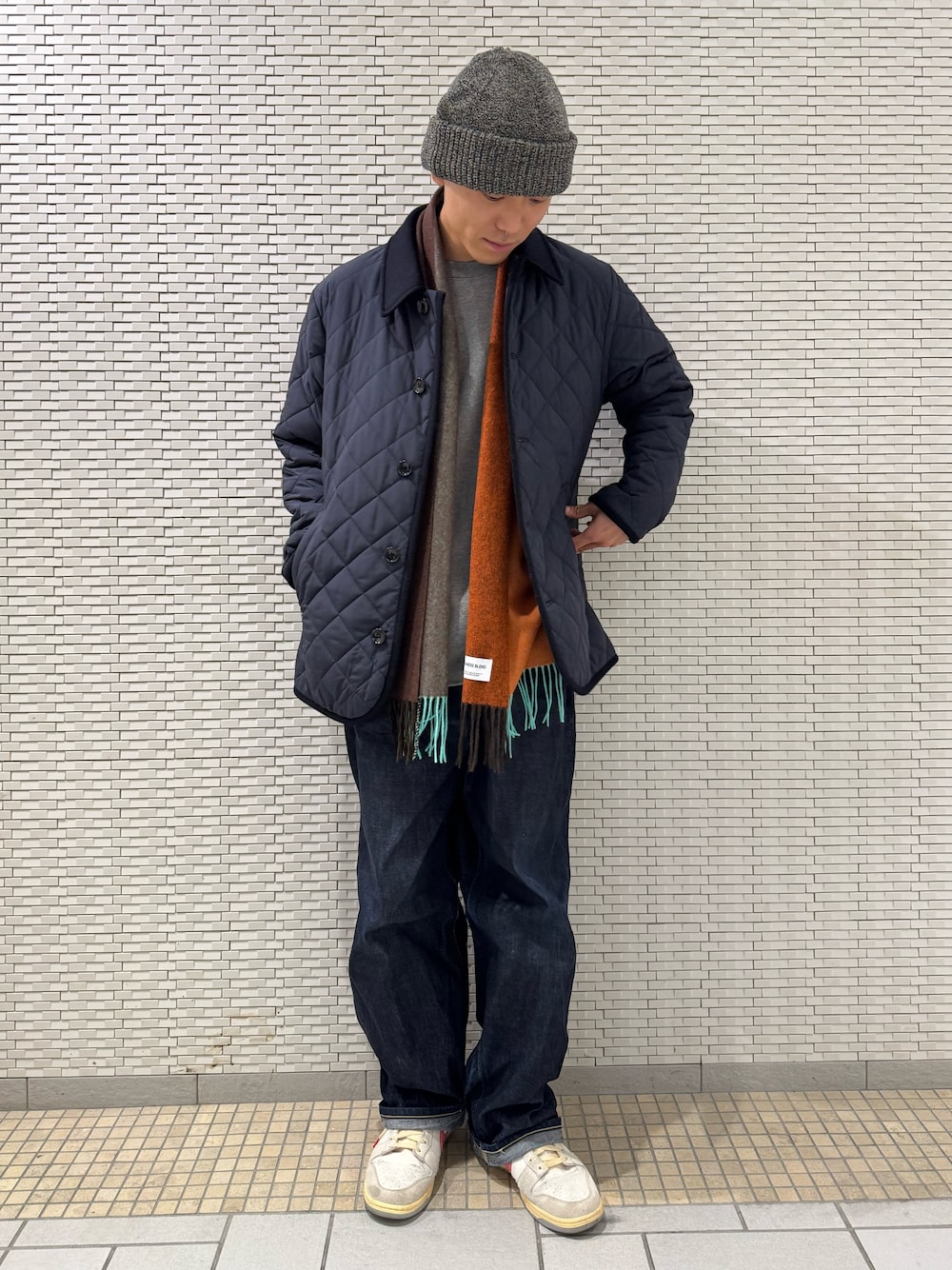 ブルー系のその他アウター、グレー系のスウェット、オレンジ系のマフラーを着用したメンズの冬コーディネートの1枚目の写真