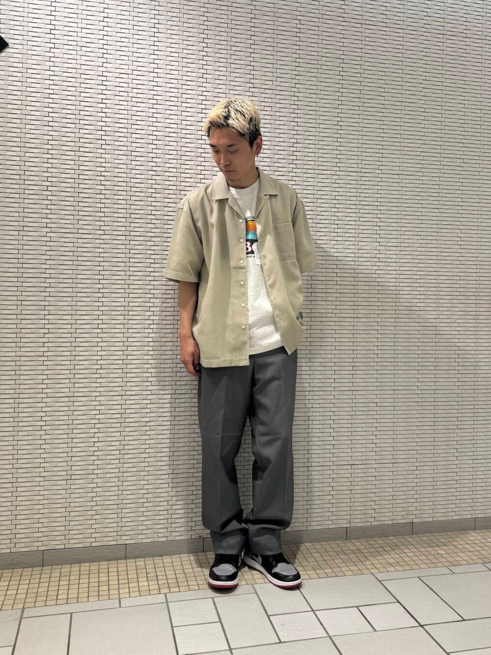 グレー系のその他パンツを着用したメンズの夏コーディネートの1枚目の写真