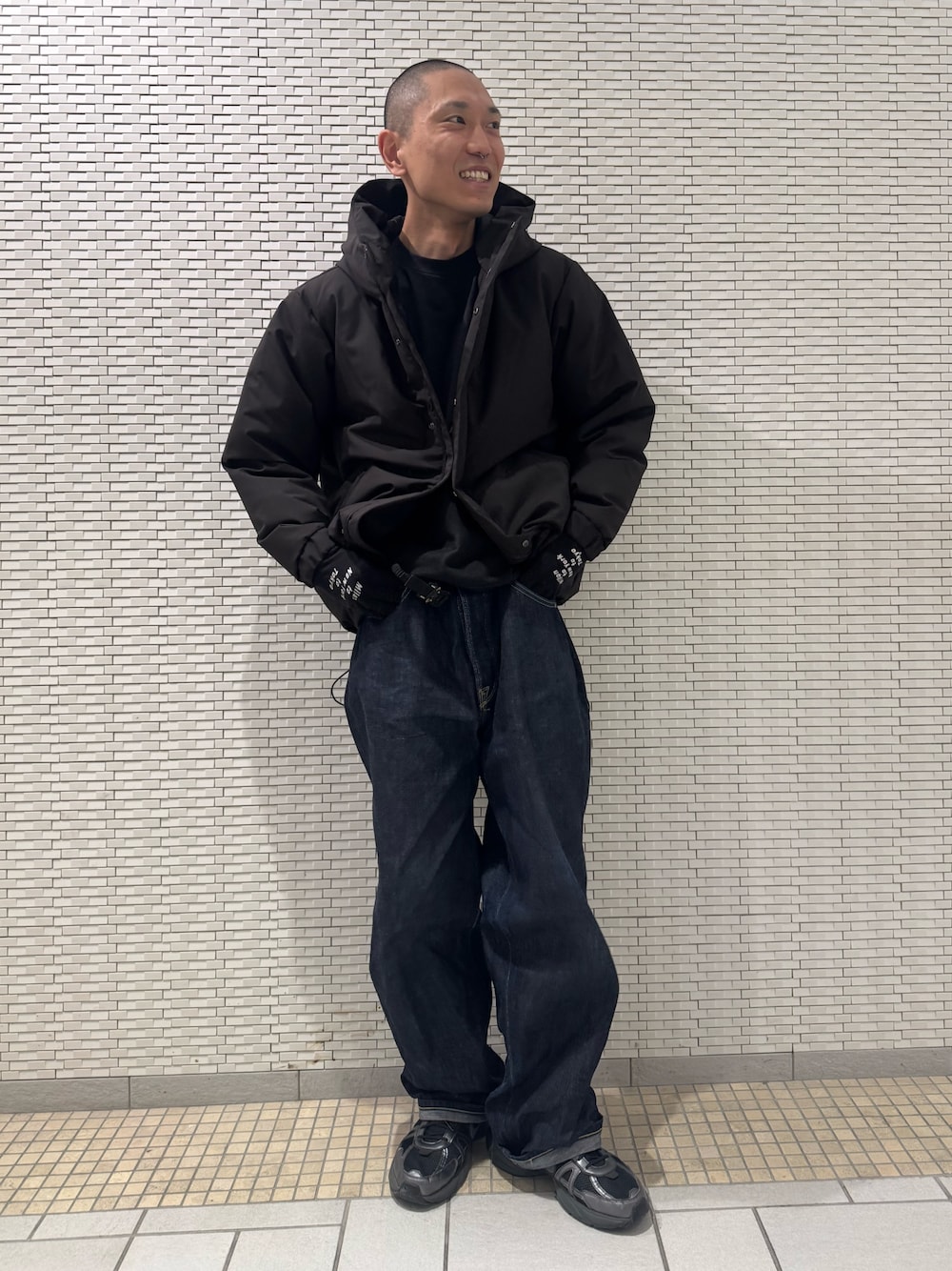 ブラック系のダウンジャケット/コート、ブラック系の手袋を着用したメンズの冬コーディネートの1枚目の写真