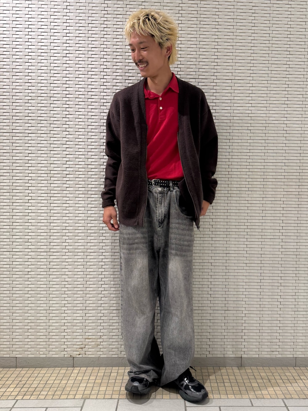 ブラウン系のカーディガン/ボレロを着用したメンズの秋コーディネートの1枚目の写真