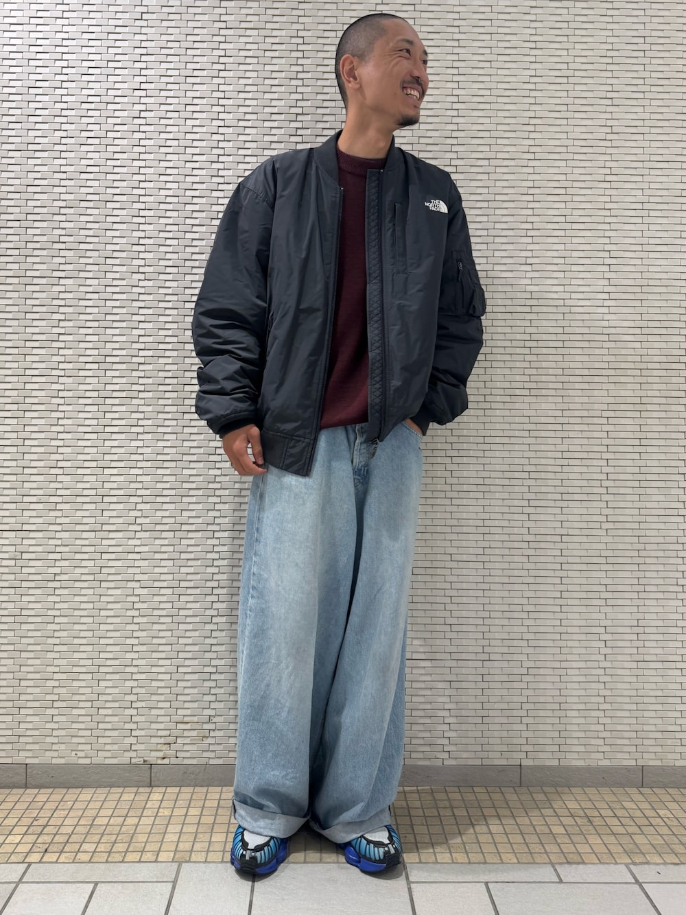 グレー系のその他アウター、ブラウン系のニット/セーターを着用したメンズの秋コーディネートの1枚目の写真