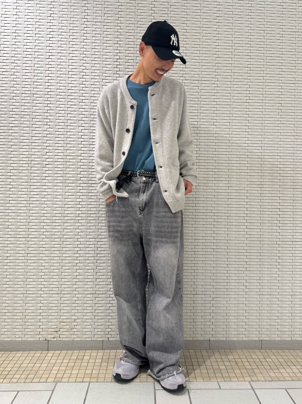 グレー系のカーディガン/ボレロを着用したメンズの秋コーディネートの1枚目の写真