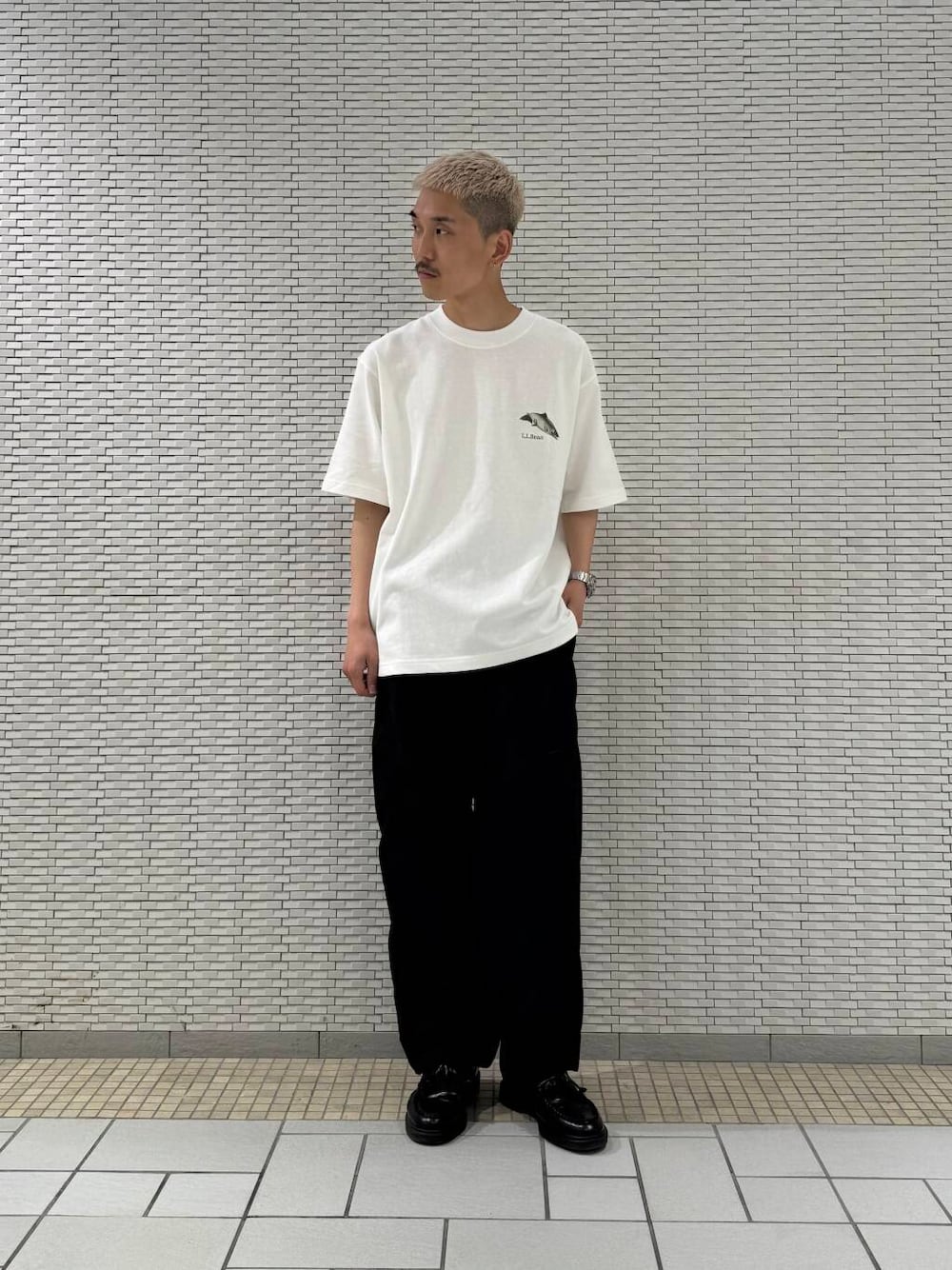 「アーバンリサーチ、urbanresearchdoors、カジュアルコーデ、アーバンリサーチドアーズ、大人コーデ、きれいめtシャツ、キレイめコーデ」｜「BURLAP OUTFITTERの『別注』BURLAP OUTFITTER×DOORS　Supplex Nylon Pants（その他パンツ、ブラック系）」を使った、江口尊将さん（メンズ・174cm）の春コーディネートの1枚目の写真