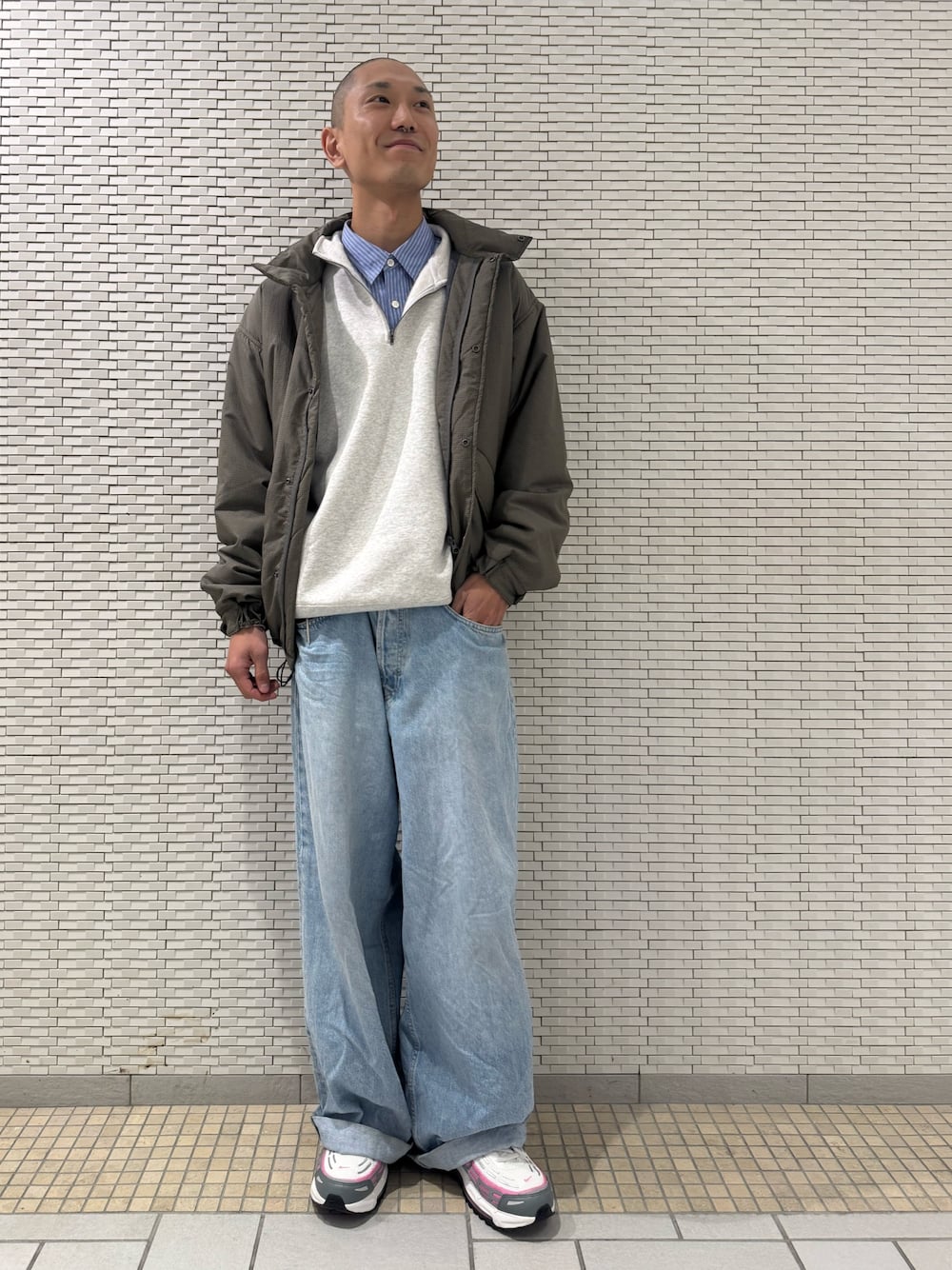 グレー系のスウェット、グリーン系のモッズコートを着用したメンズの冬コーディネートの1枚目の写真