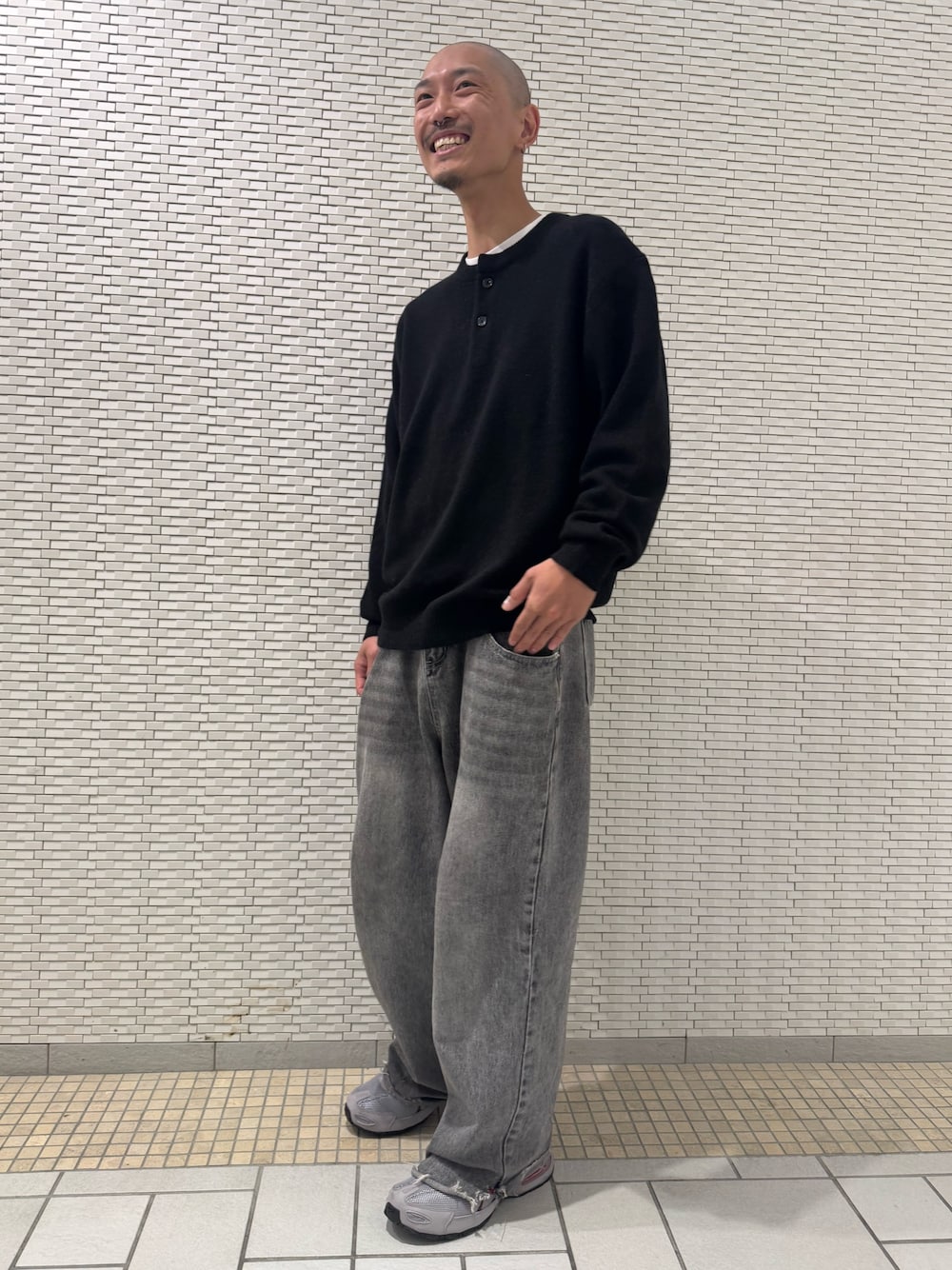 ブラック系のニット/セーターを着用したメンズの秋コーディネートの1枚目の写真